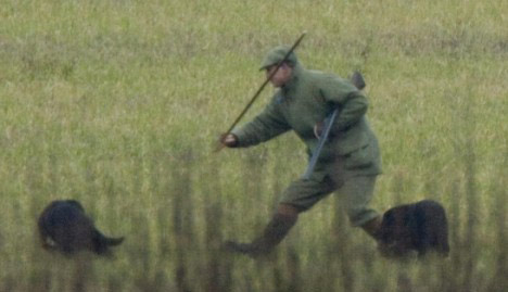 英国爱德华王子大耍打狗棒法 追打猎犬