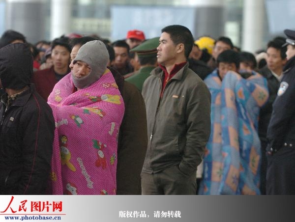 宁波预售春运火车票 乘客披棉被排队