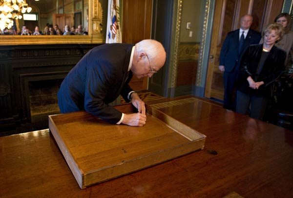 美国副总统切尼留名百年办公桌