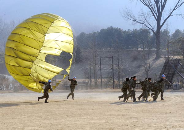 韩国学生锻炼意志 增强体力 (3)