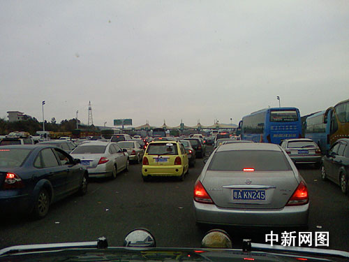 京珠高速南下车流密集出现数次拥堵