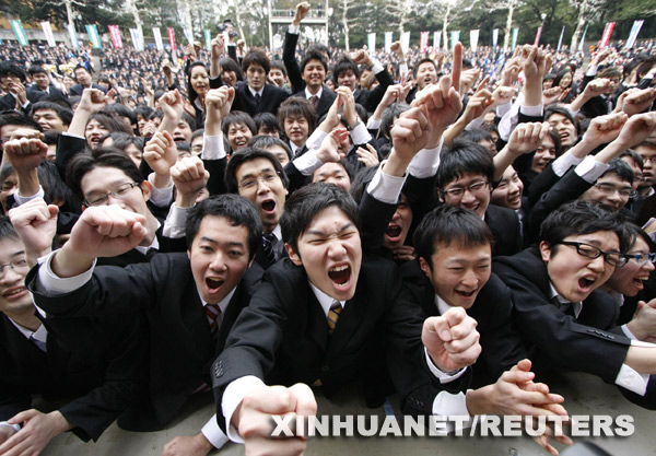 日本大学生参加求职誓师大会 振臂高呼加油