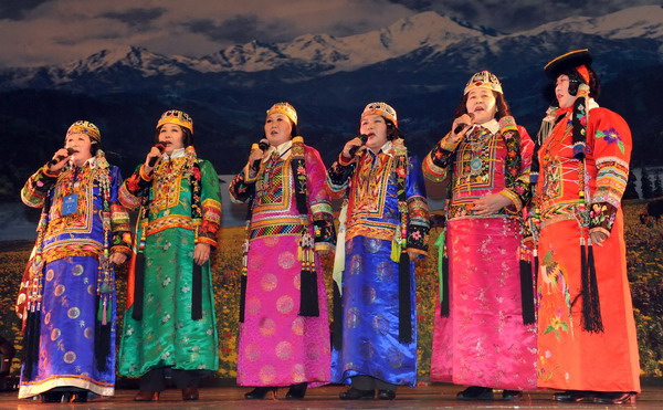 新疆蒙古族群众欢度传统节日