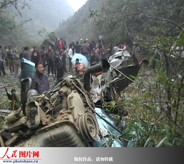 贵州:迎亲车翻下陡坡 造成1死4伤