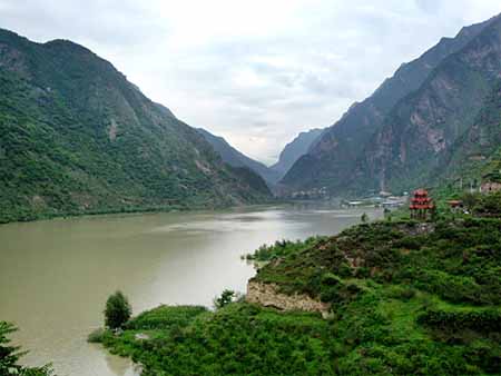 岷江古称汶江和都江,以岷山导江而得名.