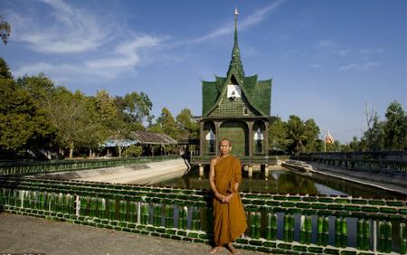 泰国僧人回收150万个旧啤酒瓶建造寺庙