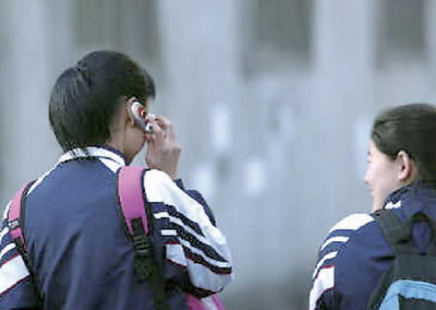 重庆:学生手机充电 学校定点收费