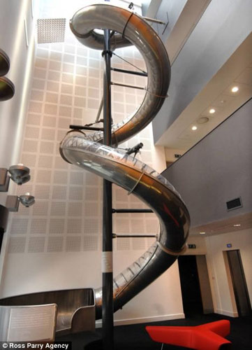 英国打造室内滑梯式楼梯 下3楼只需7秒钟