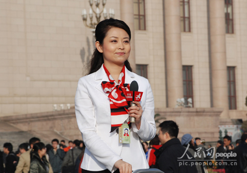 组图:两会中的美女记者