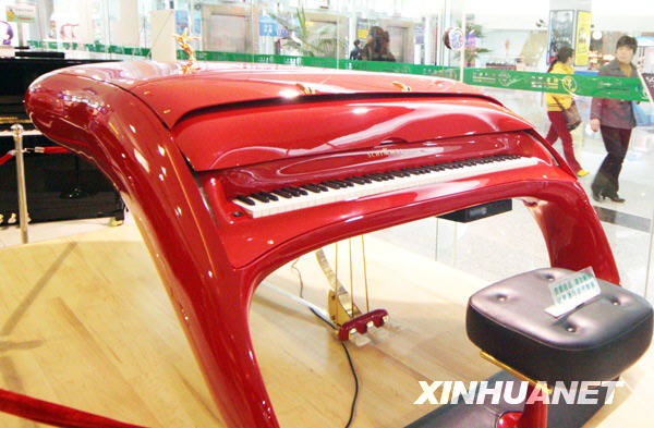 法拉利钢琴亮相京城 售价286万元