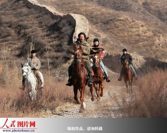 组图:北京马友邀现代骑士李荆跃马长城 (2)