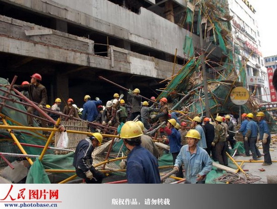 江苏镇江一大型建筑工地发生脚手架坍塌事故 