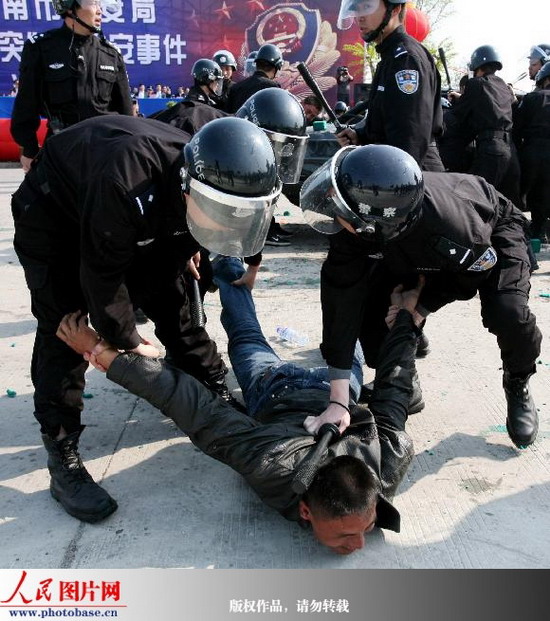 安徽淮南警方处置突发性治安事件汇报演练