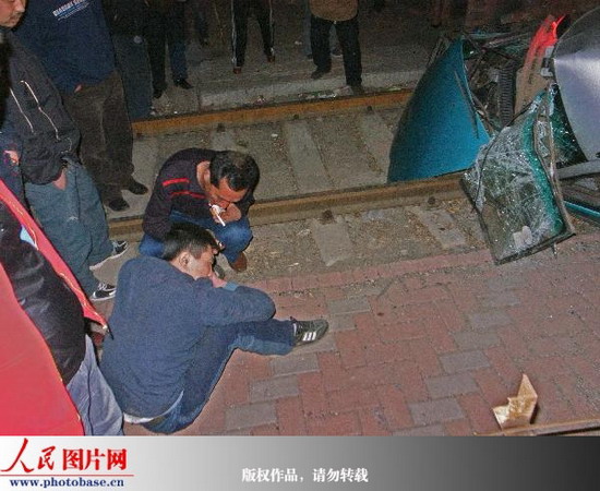 组图:辽宁锦州市区内火车与出租车相撞 (3)