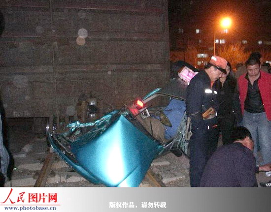 组图:辽宁锦州市区内火车与出租车相撞