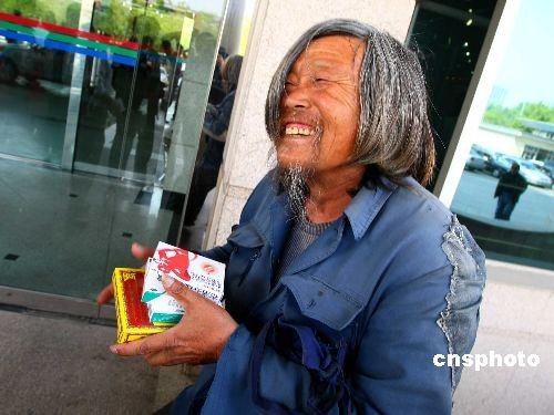 乞丐在汶川地震后捐款感动中国 将拍电影 (3)
