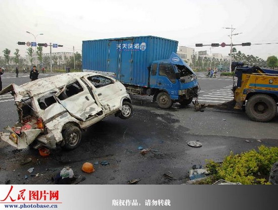 浙江海宁:两车相撞 造成6死4伤