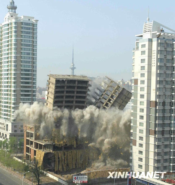 组图:哈尔滨成功爆破一座16层烂尾楼