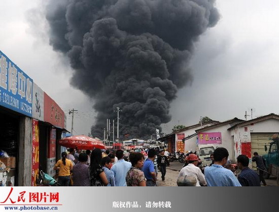 组图:广西柳州一物流仓库发生大火 千台电器烧