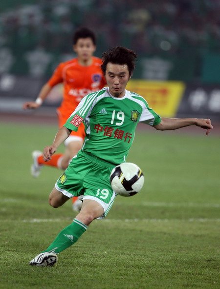 北京国安队球员杨昊(前)在比赛中射门得分