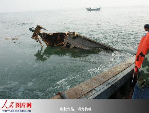 组图:辽宁东港海域发生渔船相撞事故 (2)