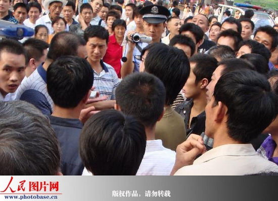 组图:重庆协警霸王执法欺老叟 五百市民街头讨
