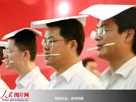 组图:安徽巢湖供电员工叼筷子练习微笑--图片--人民网