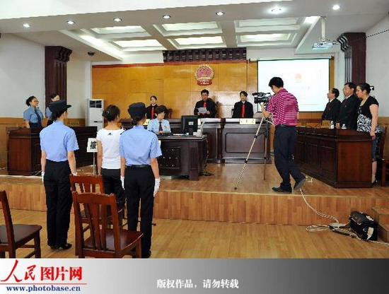 湖北巴东:邓玉娇一审被判免除处罚当庭释放 (3