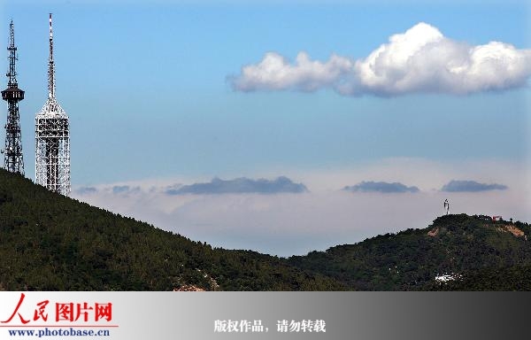 空中云朵酷似“岛屿”。 版权作品,请勿转载。