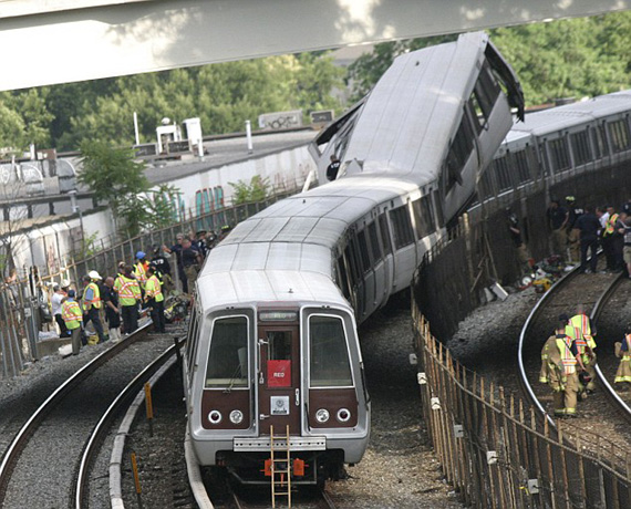 华盛顿地铁相撞两大可能原因:信号故障和人为