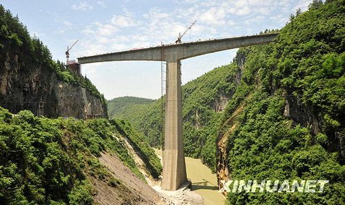 组图:湖北宜万铁路马水河大桥亮相展雄姿