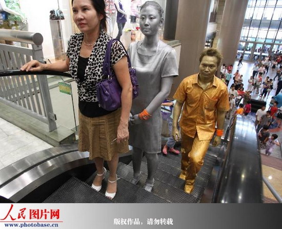 上海:活体雕塑 无声倡导