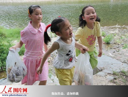 安徽歙县:小学生暑假第一天河边拣垃圾 (2)