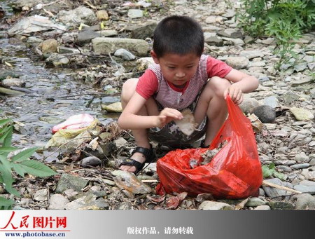 安徽歙县:小学生暑假第一天河边拣垃圾 (3)