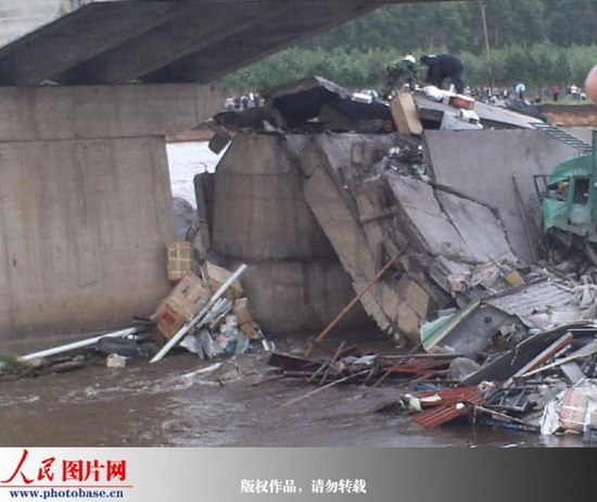 组图:黑龙江铁力大桥垮塌 7车坠河 (2)
