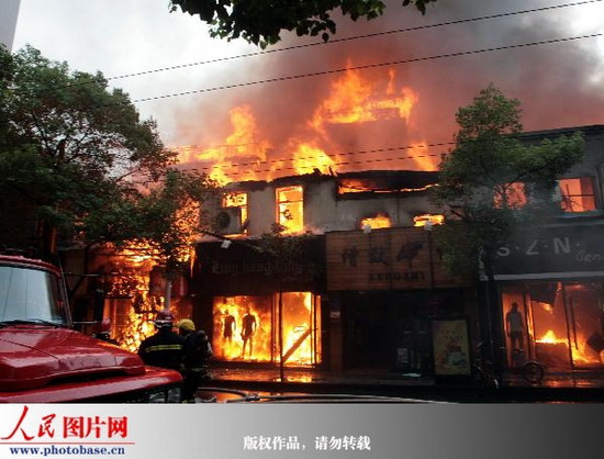 组图:南昌最繁华商业街十余商铺突发火灾 (2)