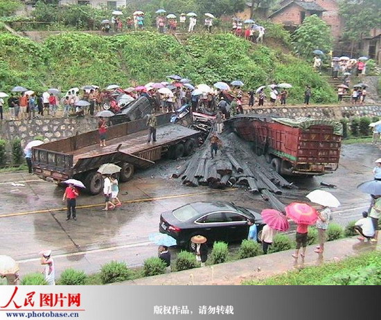 湖南娄底:暴雨中发生车祸导致3死9伤