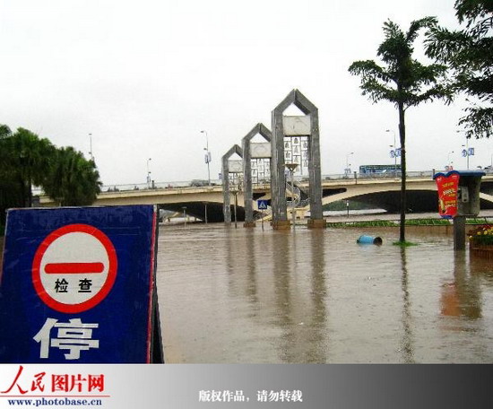 广西桂林漓江水位陡涨 洪水漫进沿江城区 (2)