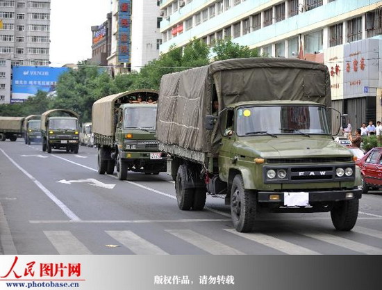 组图:乌鲁木齐街头执勤的警察 (5)