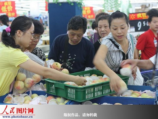 上海农民合作社在大卖场开出果蔬店中店 (3)