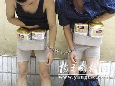 南京2<em>男</em>各<em>穿女内裤</em>到超市偷奶粉当场被抓--图