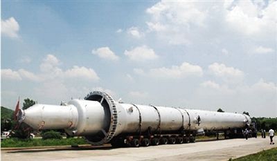湖南高速现超长货车 形似巨型导弹