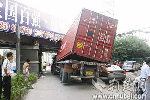武汉:集装箱货车卡在铁路桥涵洞5个多小时