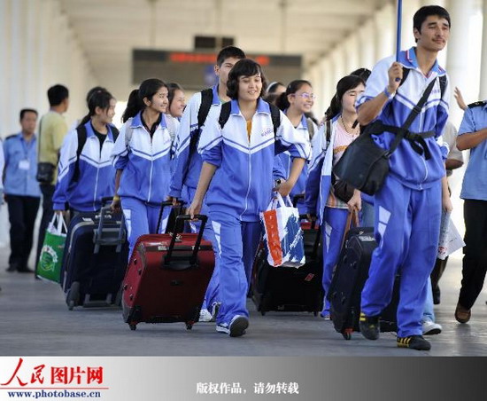 新疆乌鲁木齐内高班学生放假返乡