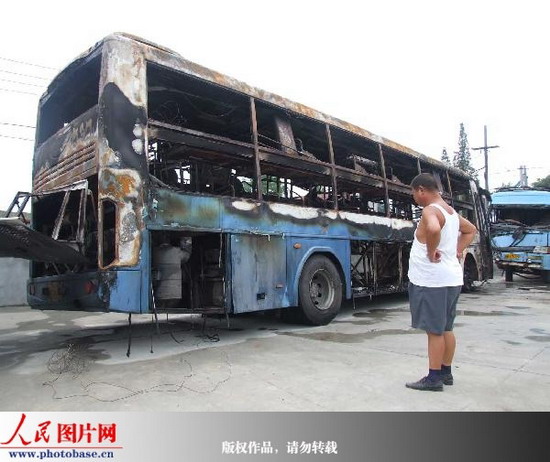 组图:湖北襄樊旅游车自燃起火 烧死4人烧伤1人