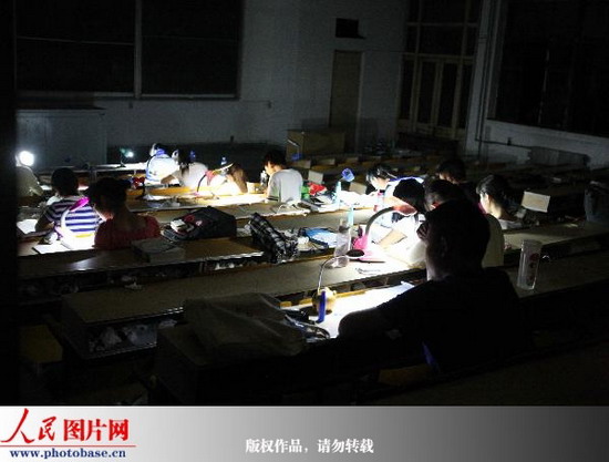 江苏徐州:大学生晚上带台灯翻窗户进教室看书
