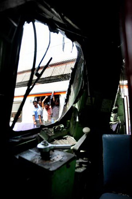 组图:印度孟买发生两列火车相撞事故 (3)