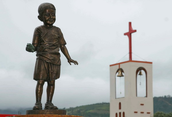 Edgar Hernandez statue