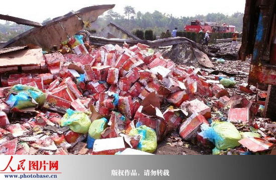 江西南康:高速路运爆竹货车起火并爆炸 (2)