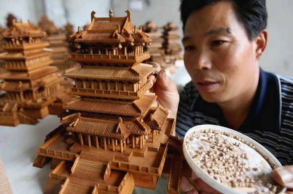 组图:山西永济农民木雕作品俏销海外 (3)